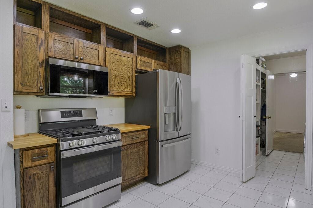109 Spring Hill Road Red Oak, TX 75154 - Photo 4 of 12 Kitchen 1