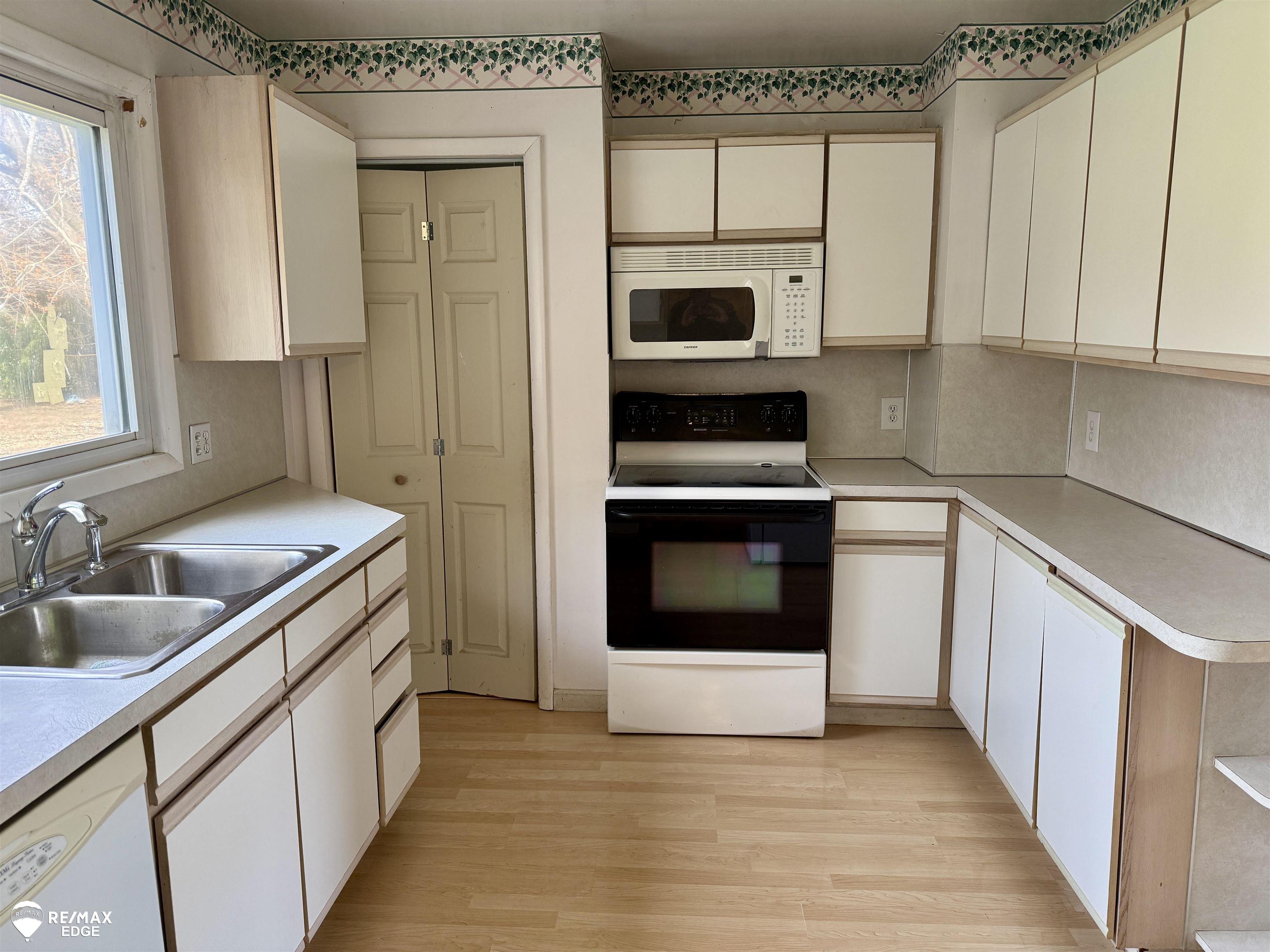3444 Van Campen Road Flint, MI 48507 - Photo 4 of 9 50170895-b8a9a214-0d72-41b5-b249-722844b7ebd1.JPG