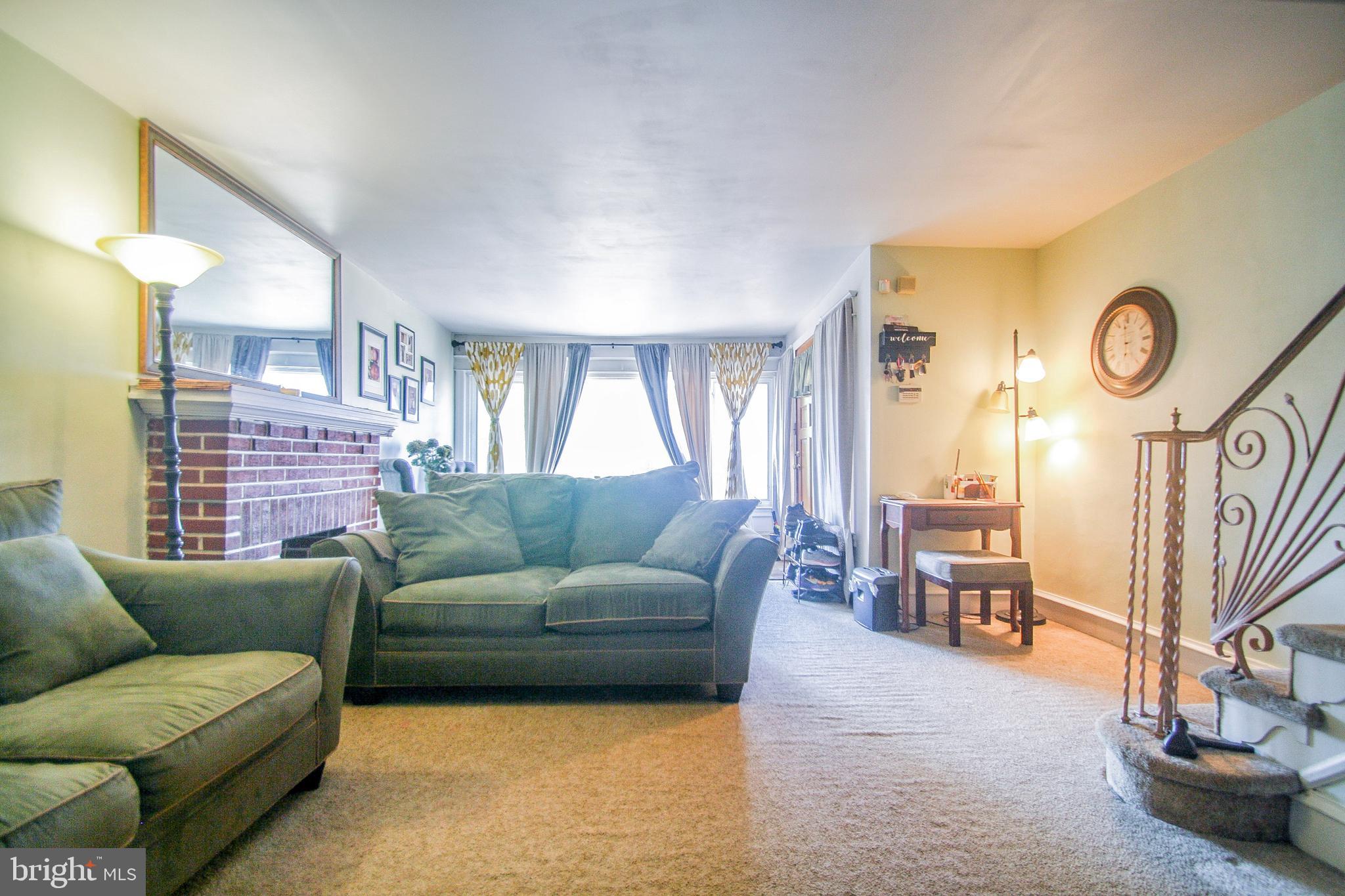 5653 Miriam Road Philadelphia, PA 19124 - Photo 11 of 34 Livingroom