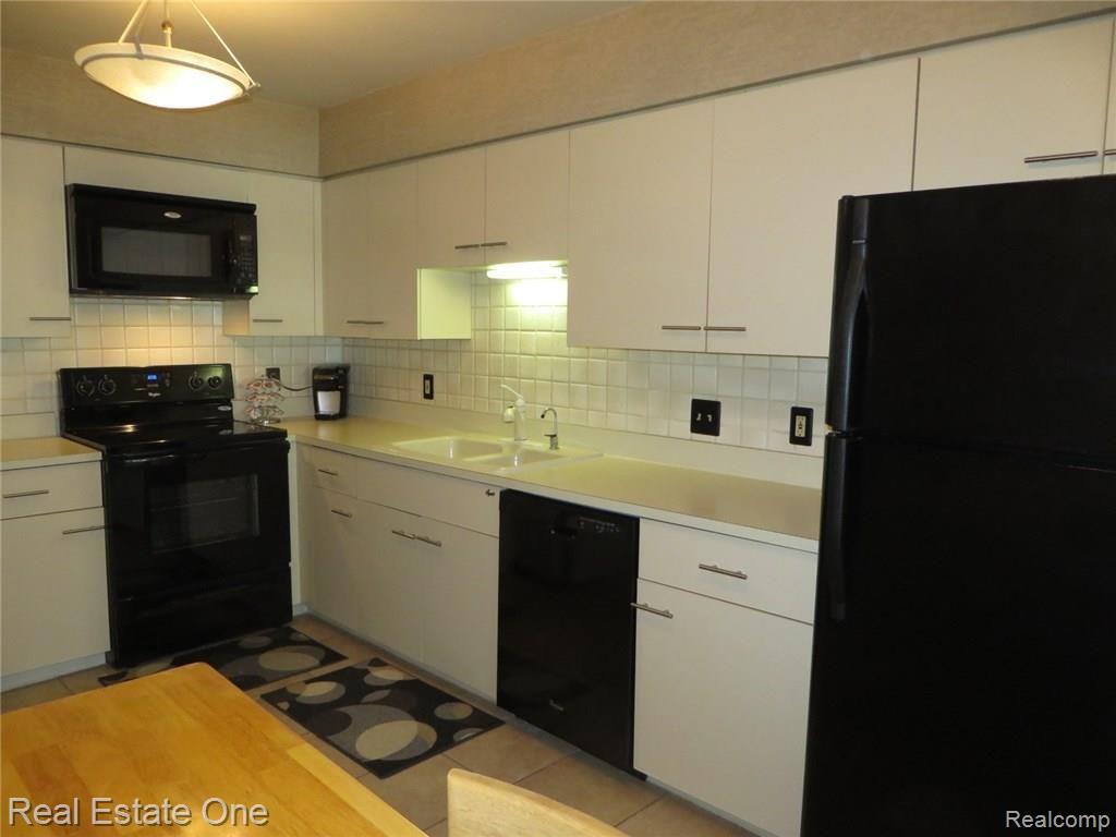 681 Highgate Mews, Unit 151 Rochester Hills, MI 48307 - Photo 13 of 35