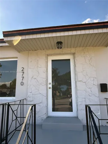 a view of livingroom with furniture