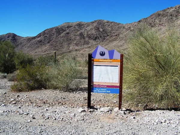 a sign that is sitting in front of a wall