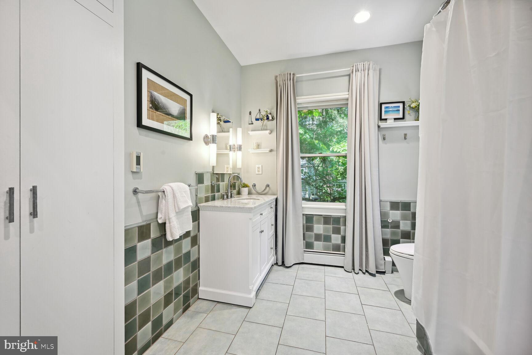 737 Thayer Avenue Silver Spring, MD 20910 - Photo 20 of 34 En-Suite Bathroom
