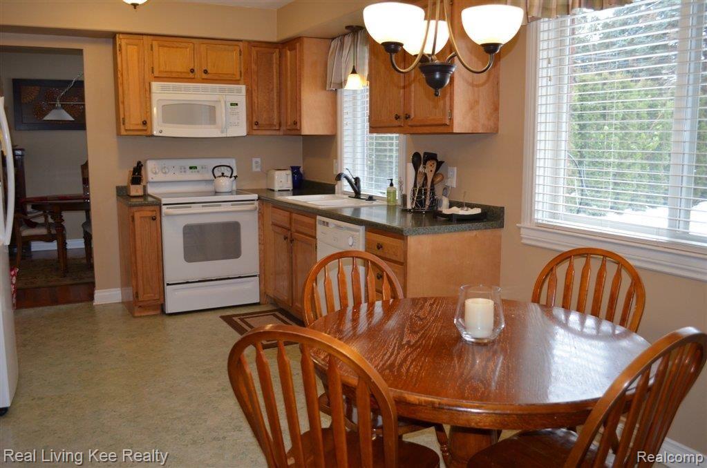 108 Old Perch Road Rochester, MI 48309 - Photo 3 of 15 kitchen 1.jpg