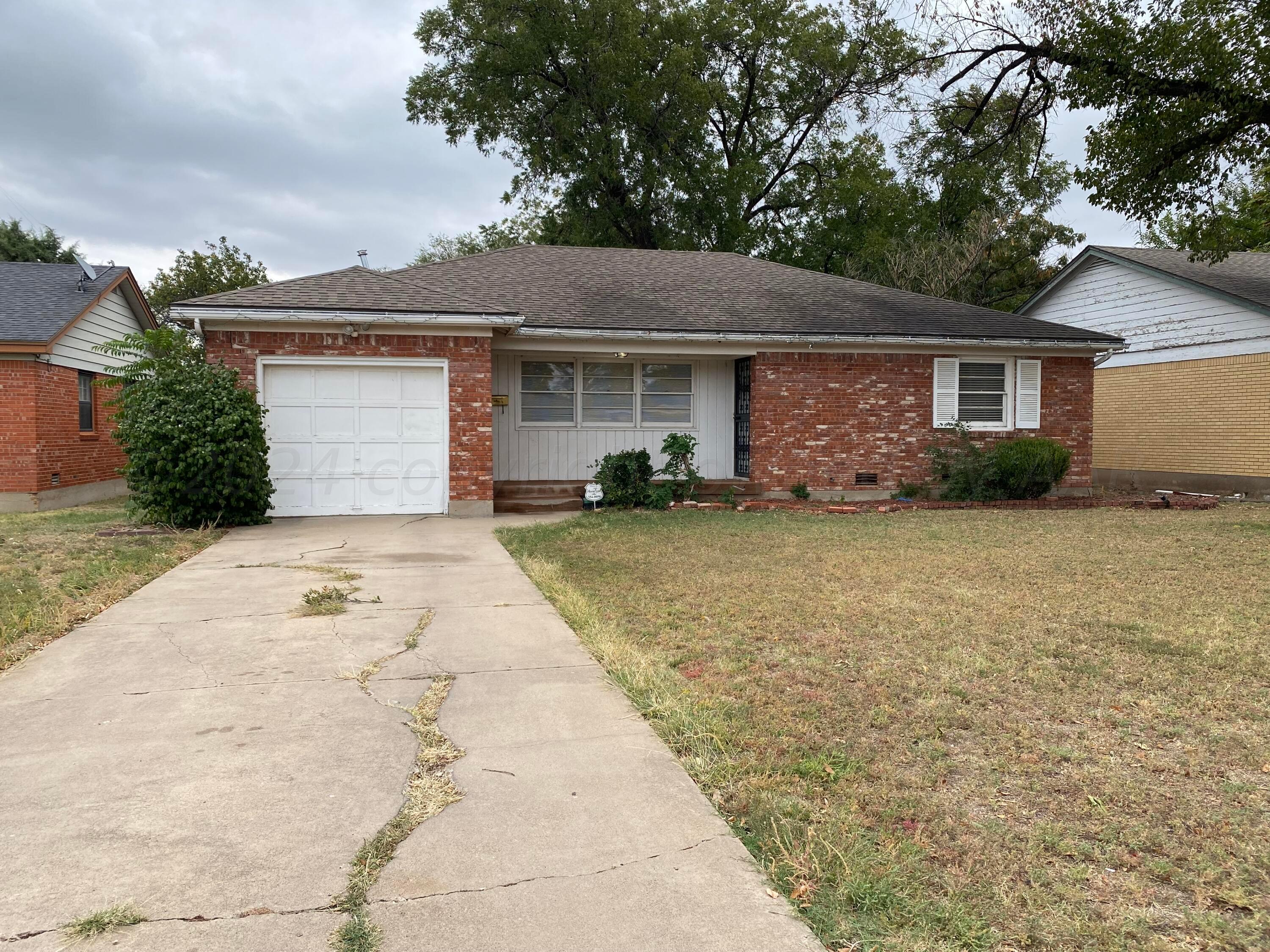 3309 Paramount Boulevard Amarillo, TX 79109 - Photo 2 of 26 front view of a house with a yard