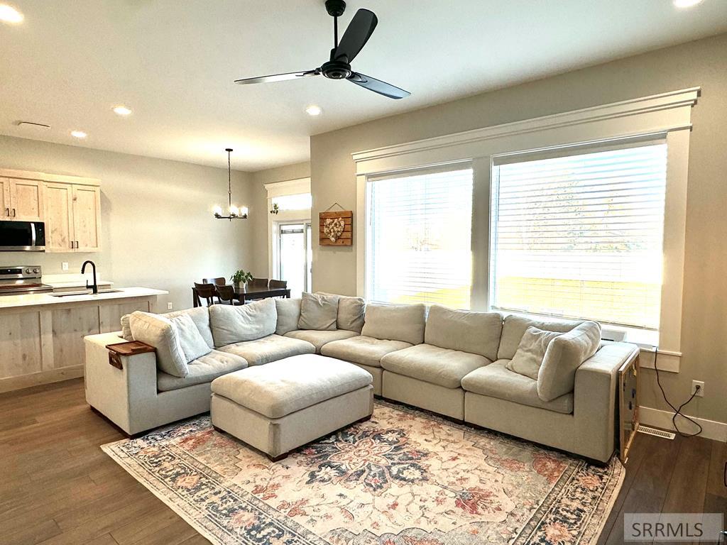 449 Meadow Avenue Rigby, ID 83442 - Photo 4 of 26 Living Room