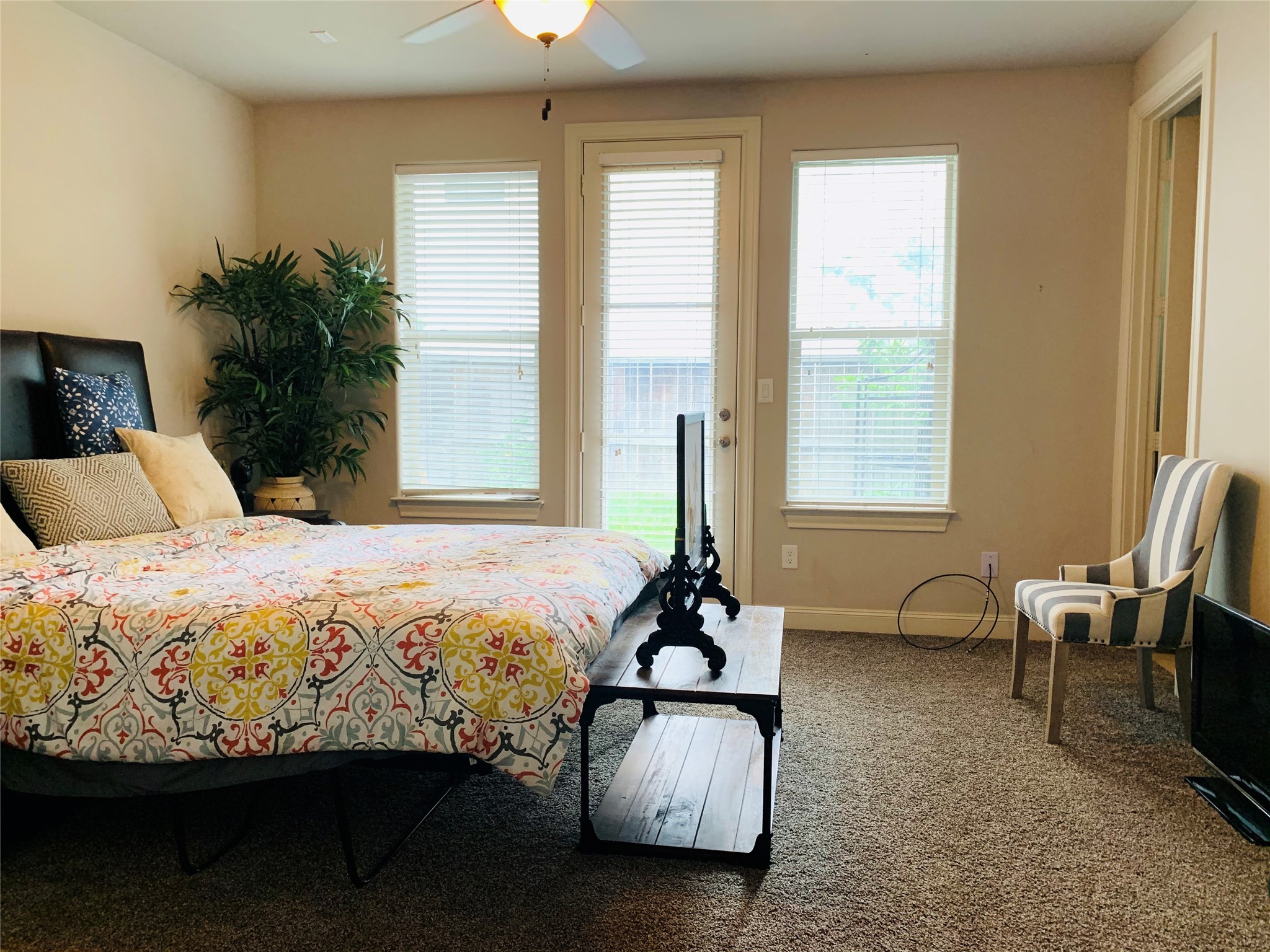 5709 Arabelle Lake Street Houston, TX 77007 - Photo 4 of 20 a bedroom with furniture and windows