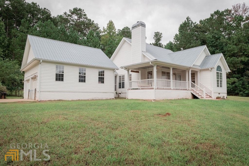 a view of a house with backyard