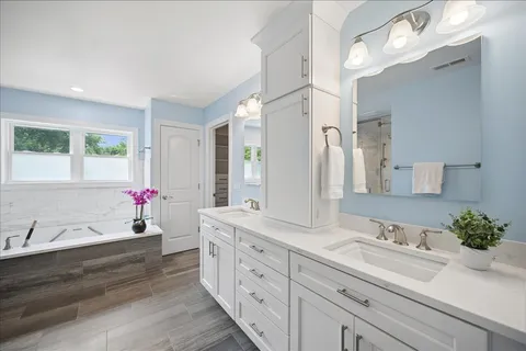 $1,899,000 | 586 Earl Drive, Northfield, IL 60093