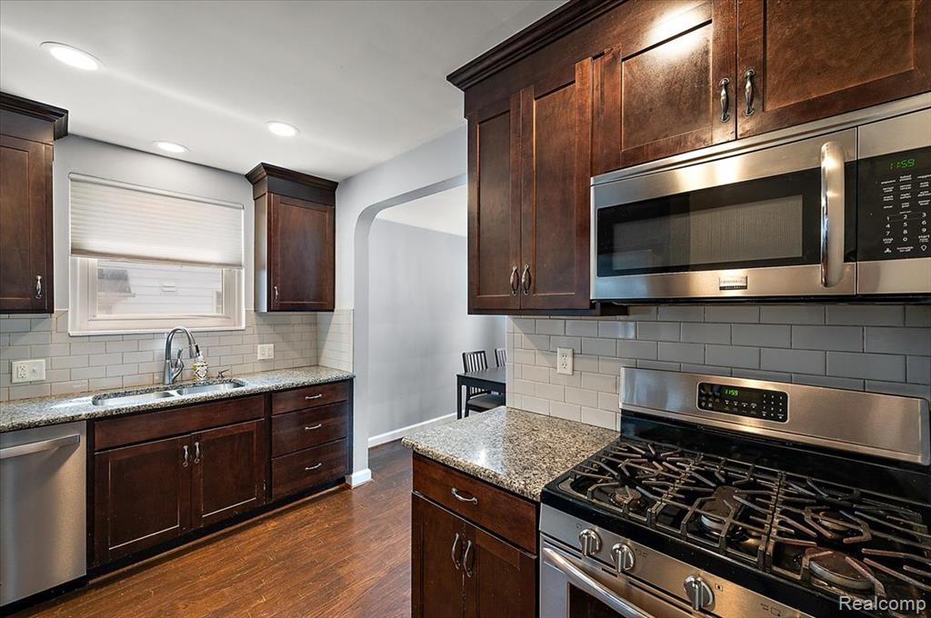 1450 Hampton Road Grosse Pointe Woods, MI 48236 - Photo 18 of 53