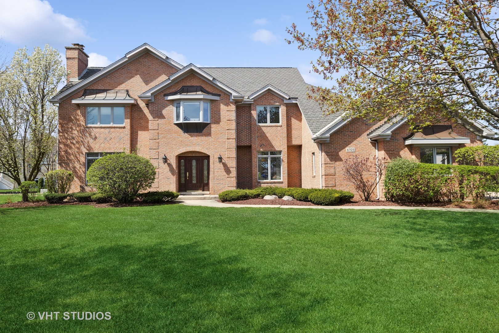 6705 Fieldstone Drive Burr Ridge, IL 60527 - Photo 13 of 41 a front view of a house with a garden