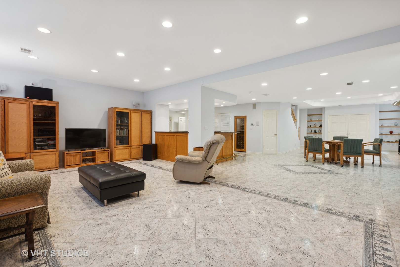 6705 Fieldstone Drive Burr Ridge, IL 60527 - Photo 16 of 41 a living room with furniture and a flat screen tv