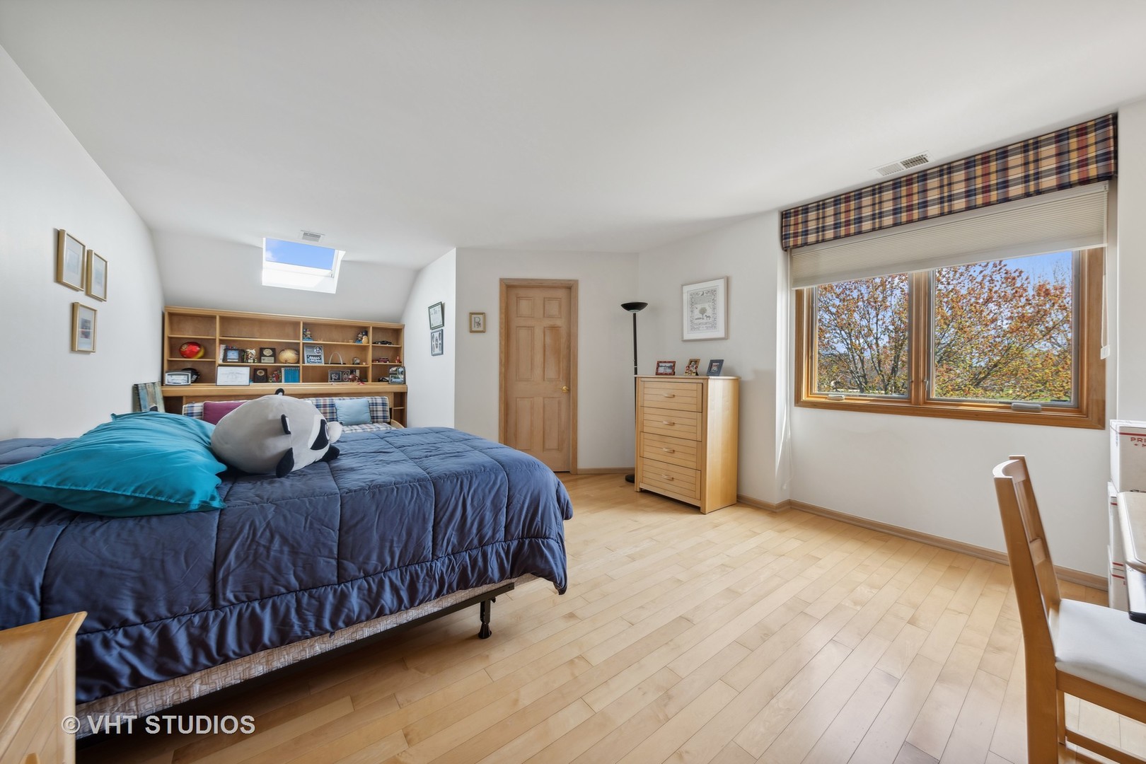 6705 Fieldstone Drive Burr Ridge, IL 60527 - Photo 21 of 41 a bed room with a bed and a chair