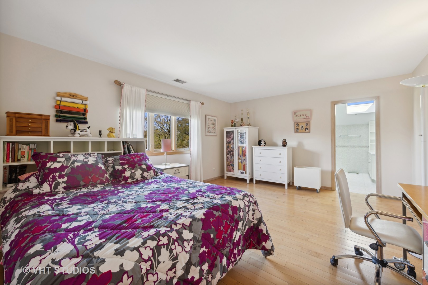 6705 Fieldstone Drive Burr Ridge, IL 60527 - Photo 23 of 41 a bedroom with a bed and glass windows