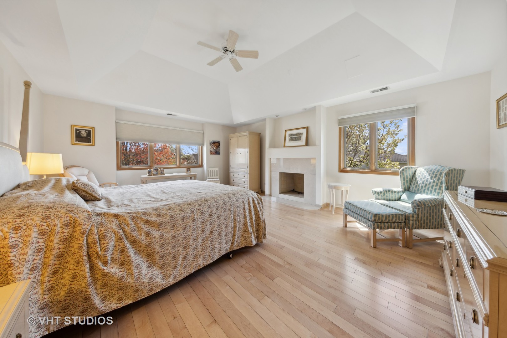 6705 Fieldstone Drive Burr Ridge, IL 60527 - Photo 26 of 41 a bedroom with a large bed and a couch