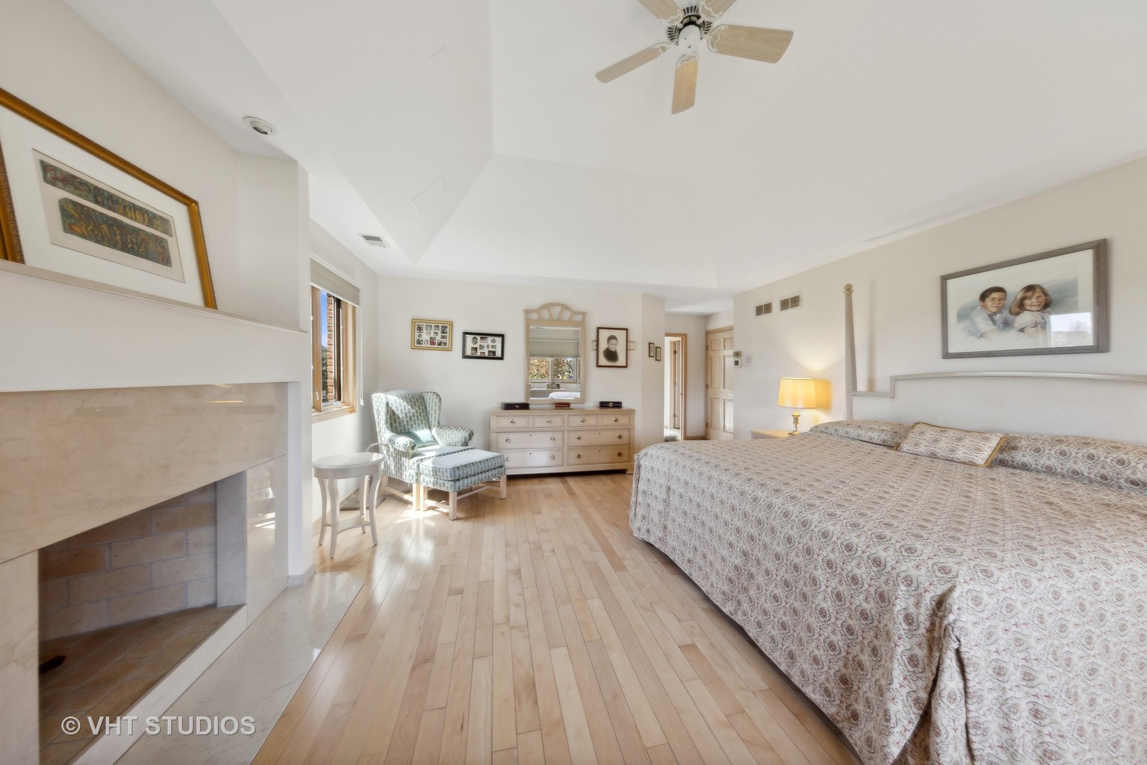6705 Fieldstone Drive Burr Ridge, IL 60527 - Photo 27 of 41 a spacious bedroom with a bed couch and a ceiling fan