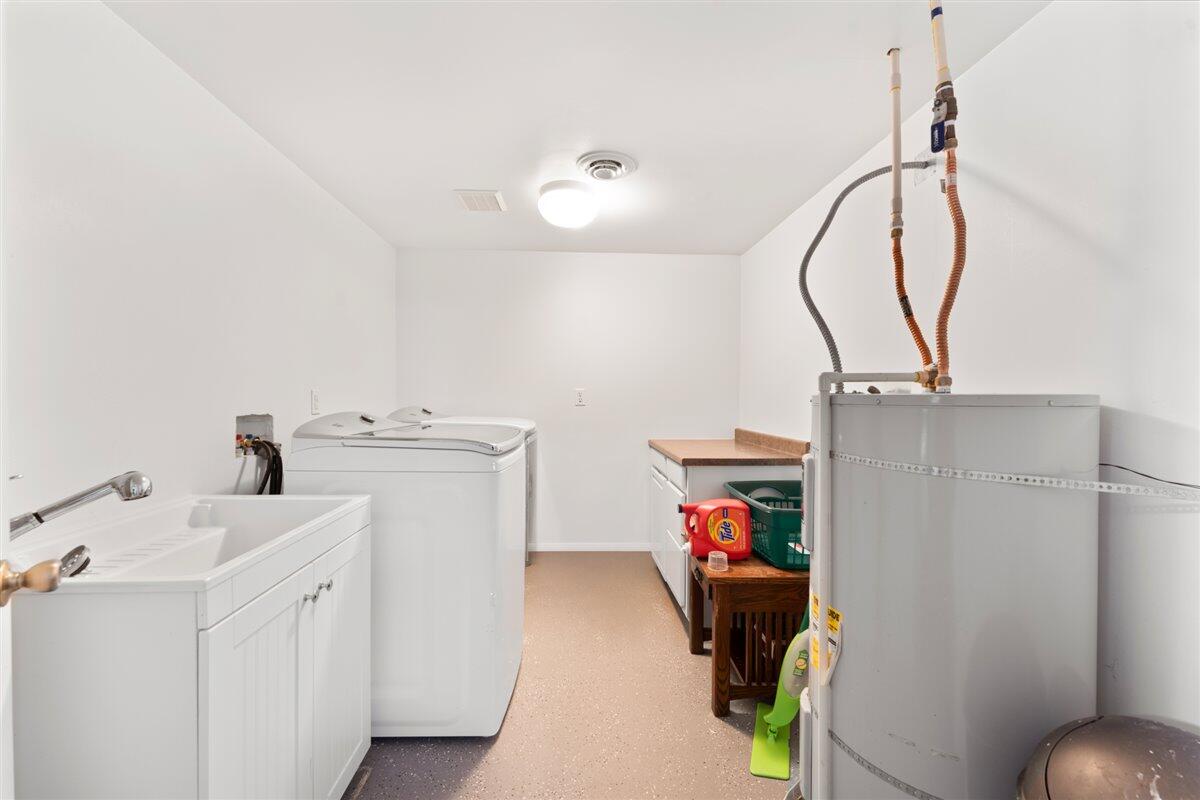 649 Pleasant Valley Road Merlin, OR 97532 - Photo 41 of 57 a utility room with dryer and washer