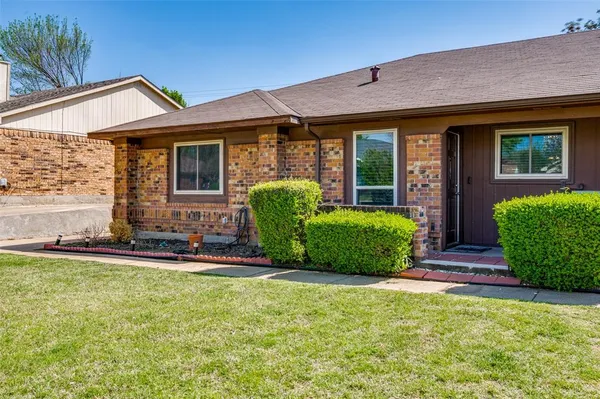 $325,000 | 109 Hickory Springs Drive, Euless, TX 76039
