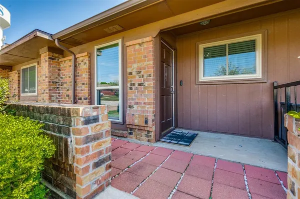 $325,000 | 109 Hickory Springs Drive, Euless, TX 76039