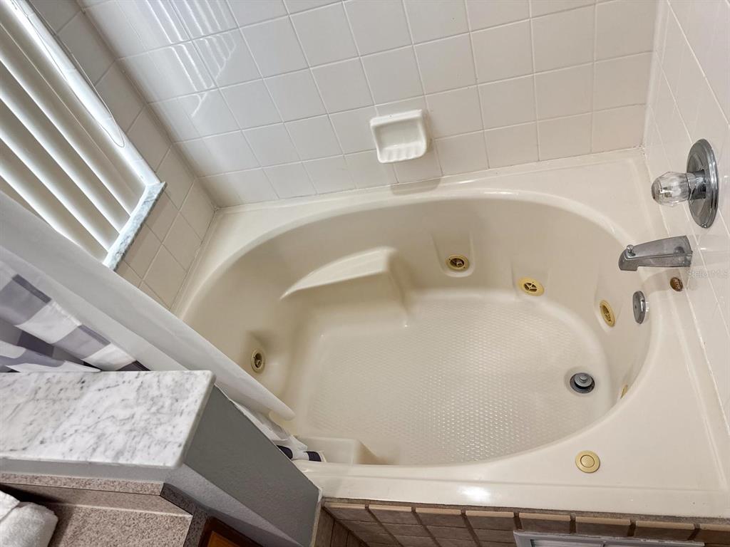 2807 Playing Otter Court Kissimmee, FL 34747 - Photo 16 of 25 a bathroom with a tub