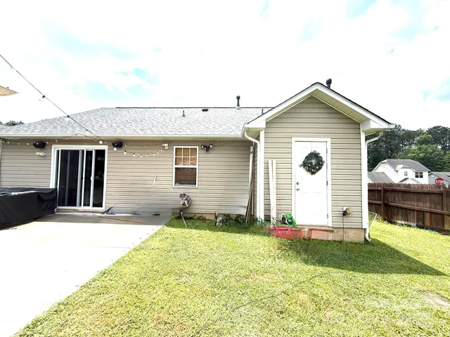 a view of a house with yard and plants