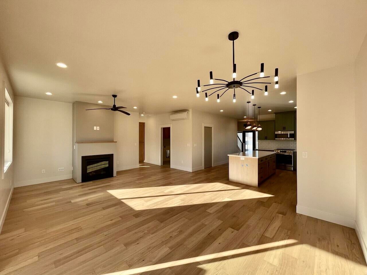 388 Randy Street Ashland, OR 97520 - Photo 11 of 30 Living Area