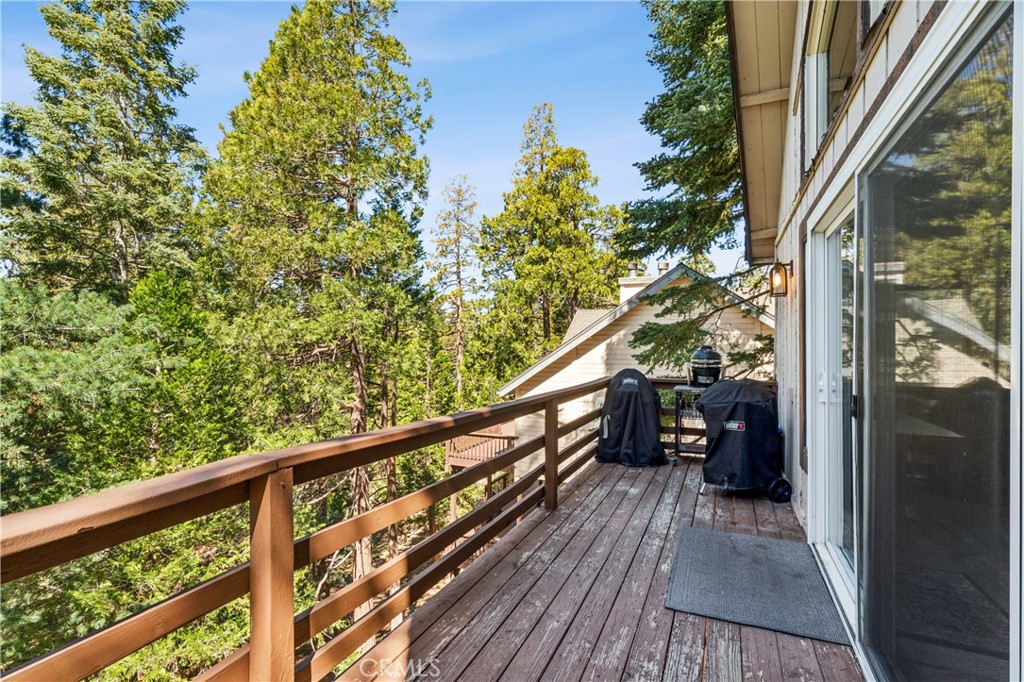460 Pioneer Road Lake Arrowhead, CA 92352 - Photo 36 of 48 a view of balcony and deck