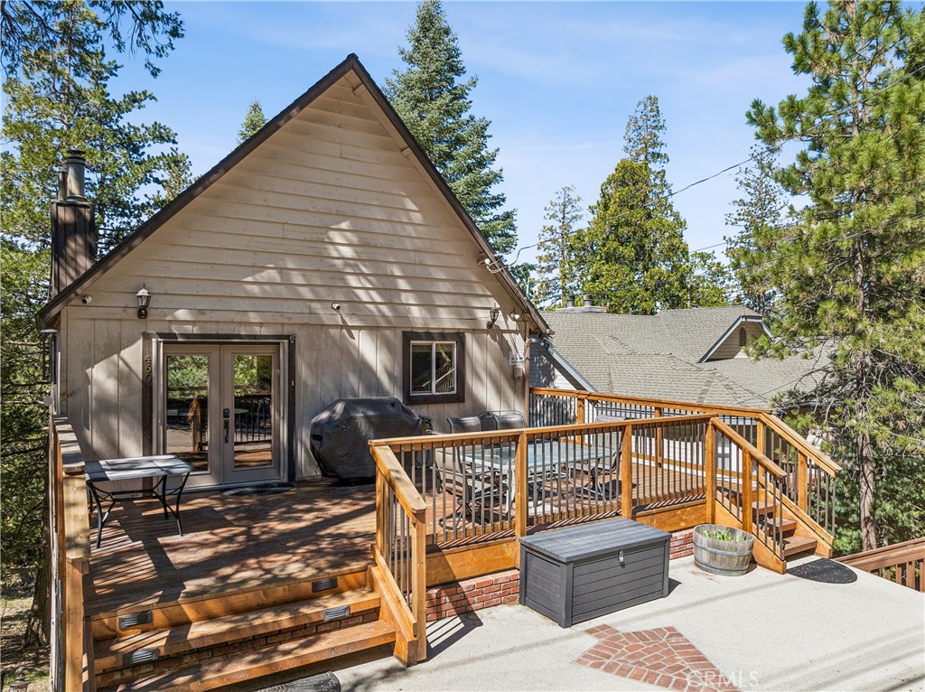 460 Pioneer Road Lake Arrowhead, CA 92352 - Photo 43 of 48 a view of a house with sitting area
