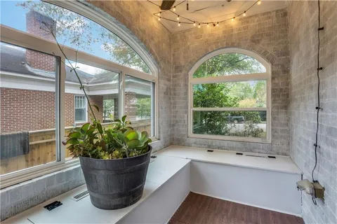 a view of entryway with a flower garden