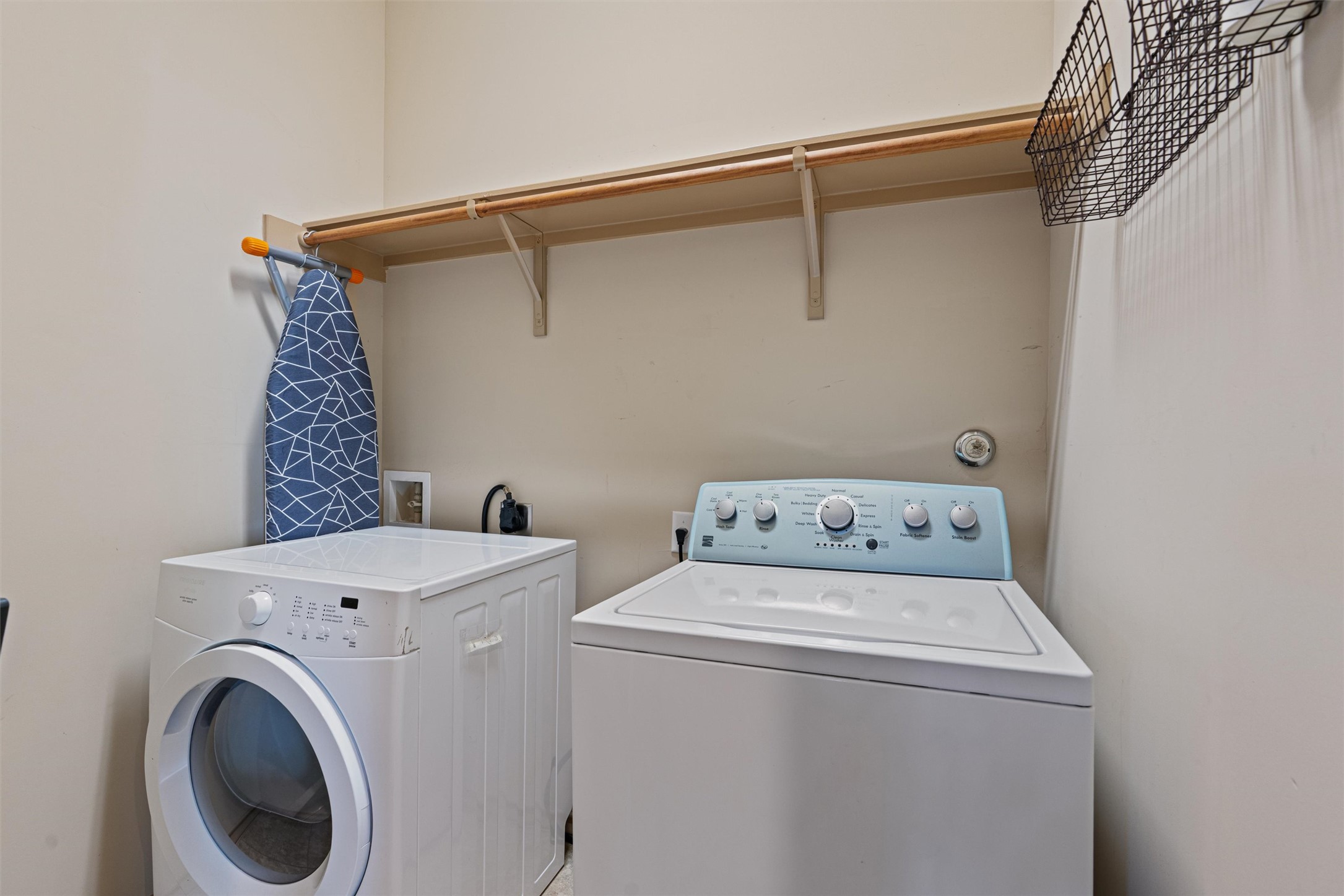 209 Harris Street Elgin, TX 78621 - Photo 23 of 40 Laundry room with separate washer and dryer