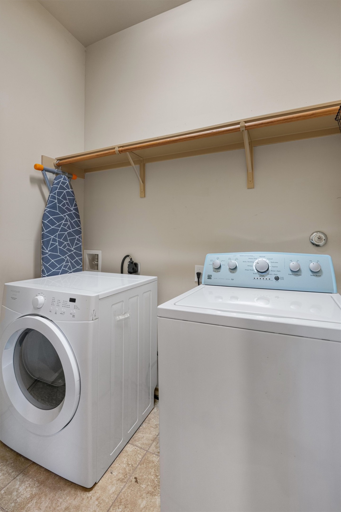 209 Harris Street Elgin, TX 78621 - Photo 24 of 40 Laundry area featuring washing machine and dryer