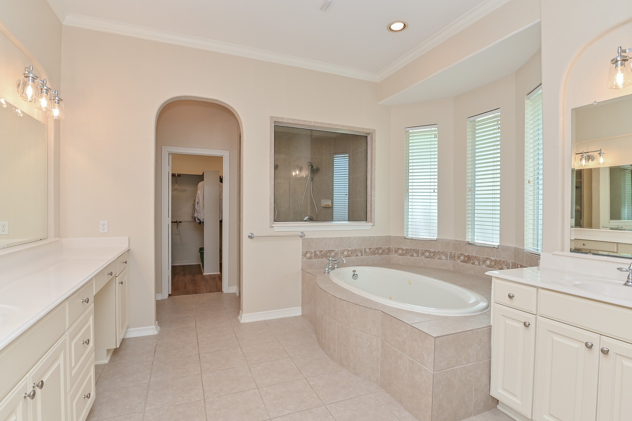 7218 Spring Run Lane Katy, TX 77494 - Photo 18 of 49 a spacious bathroom with a bathtub sink and mirror