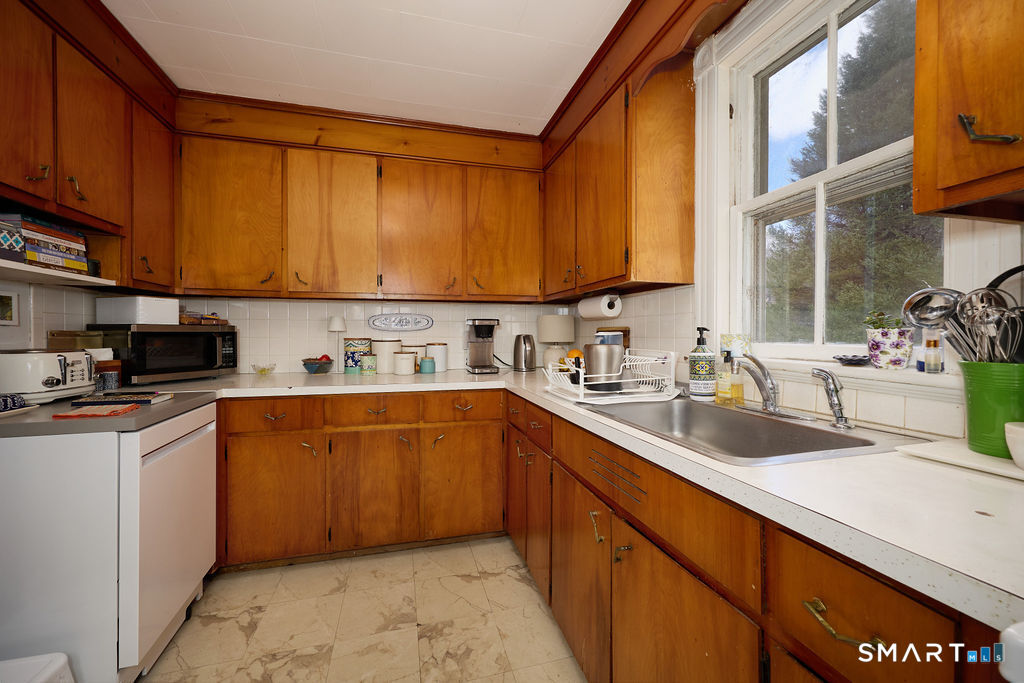 82 Pin Pack Road Ridgefield, CT 06877 - Photo 9 of 36