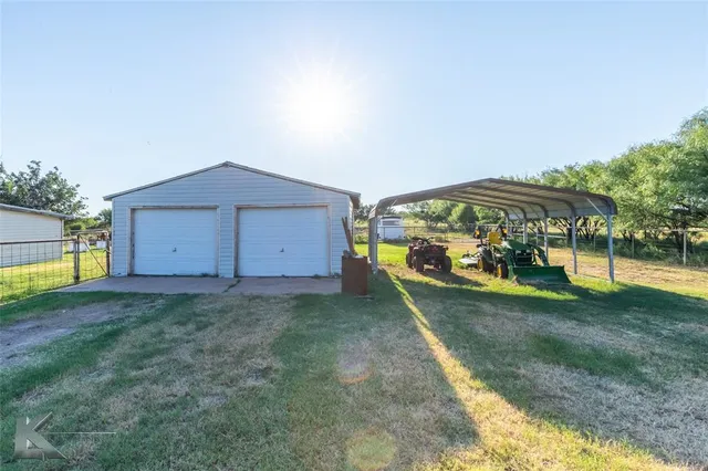 a view of a house with backyard and garden