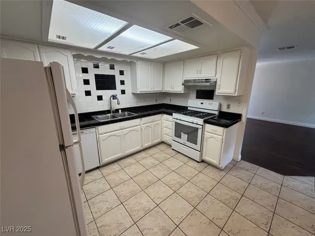 $1,400 | 6611 West Tropicana Avenue, Unit 202, Las Vegas, NV 89103