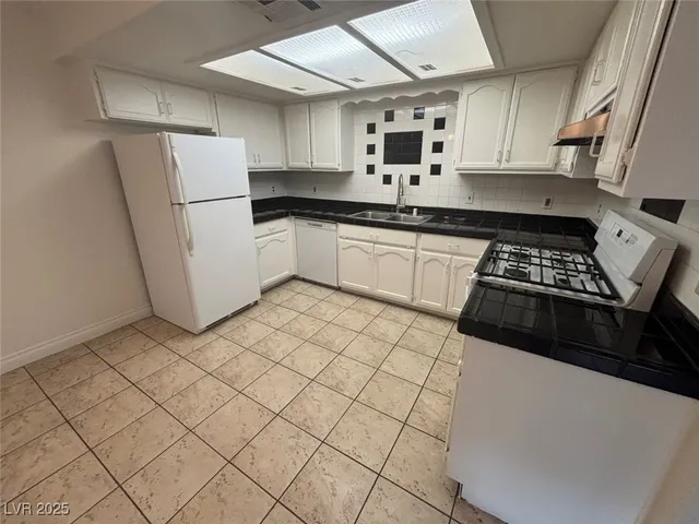 $1,400 | 6611 West Tropicana Avenue, Unit 202, Las Vegas, NV 89103