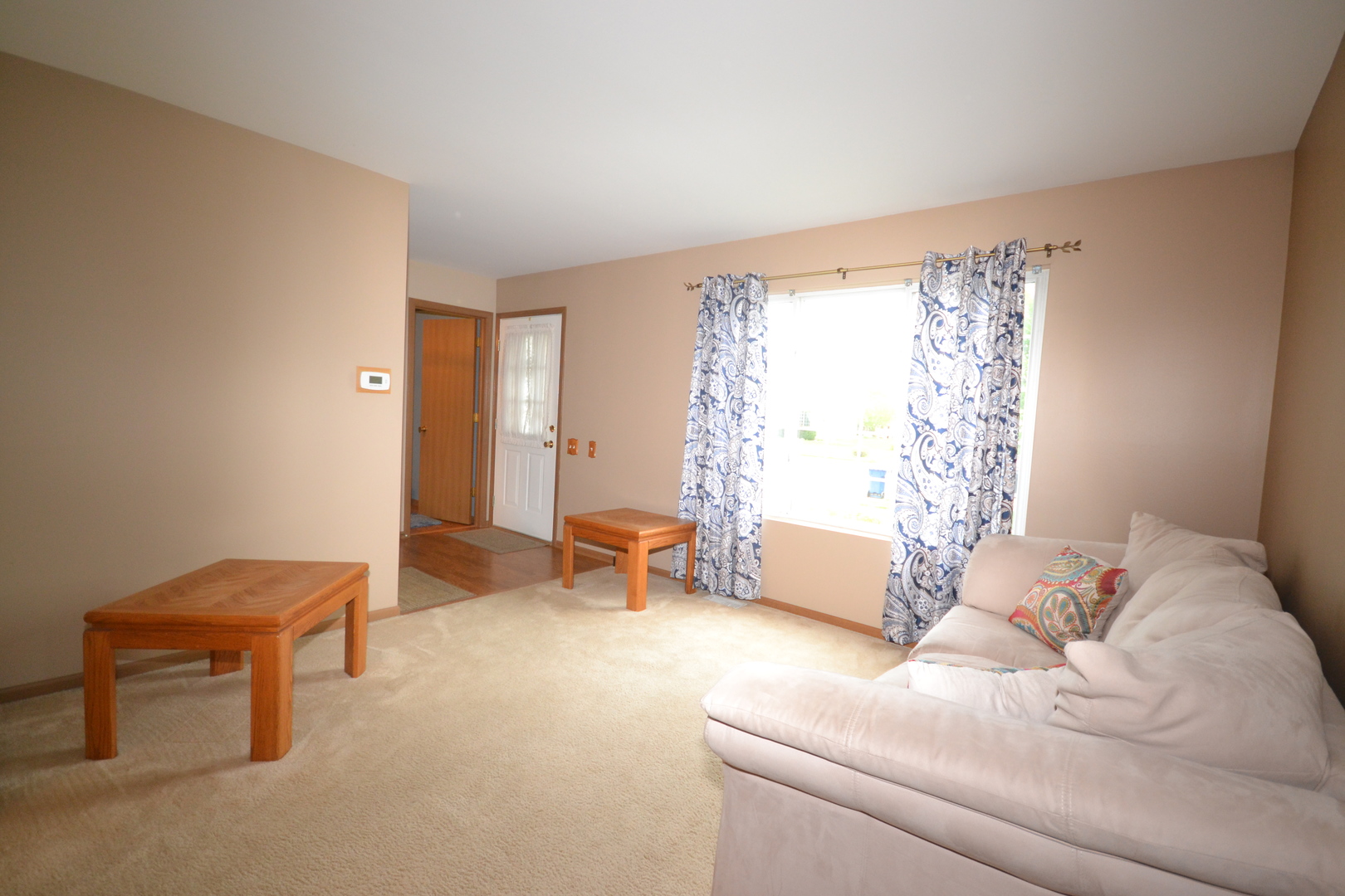 1113 Sawmill Lane Algonquin, IL 60102 - Photo 15 of 33 a living room with furniture and a window
