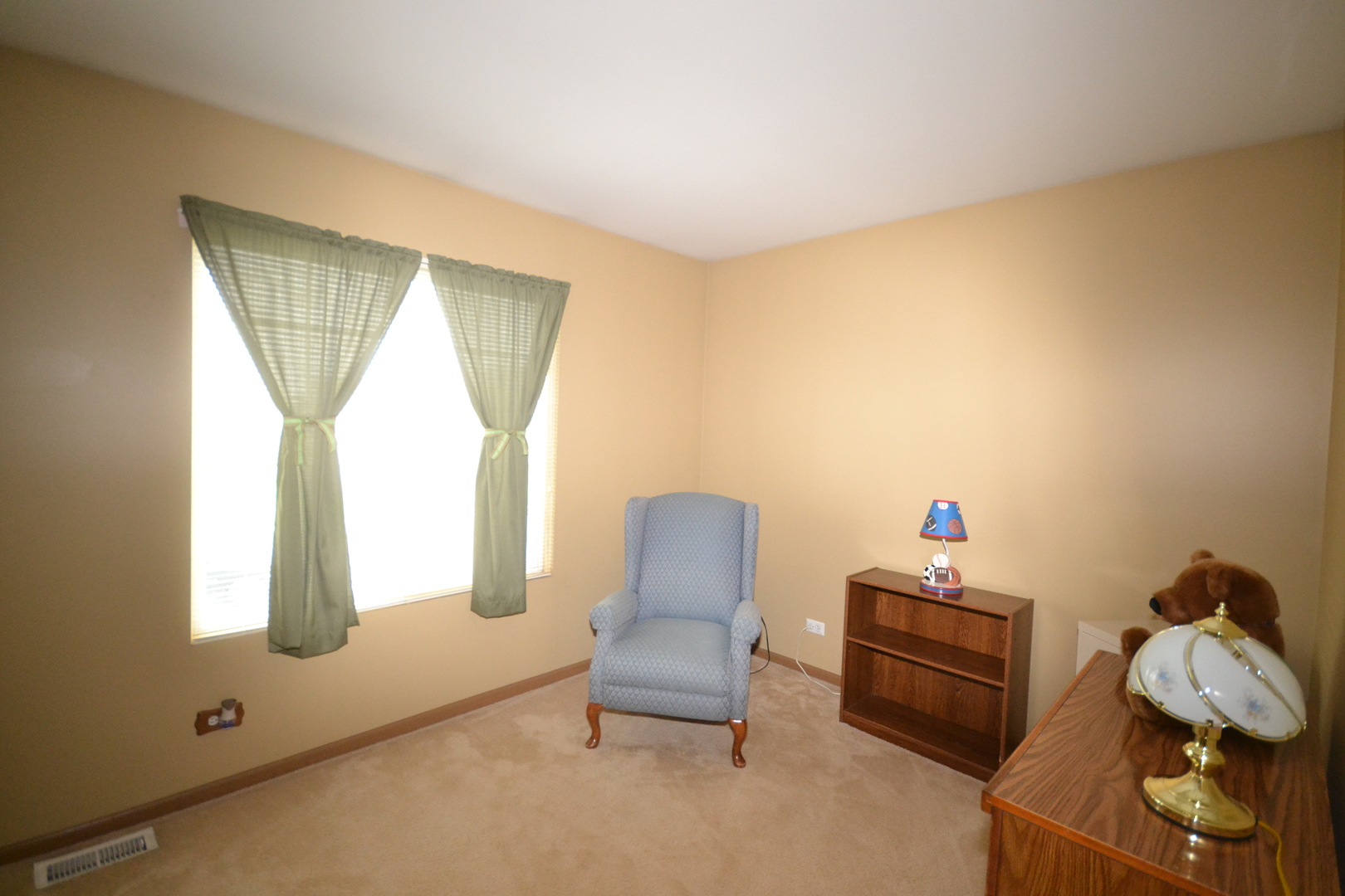 1113 Sawmill Lane Algonquin, IL 60102 - Photo 25 of 33 a living room with furniture and a window
