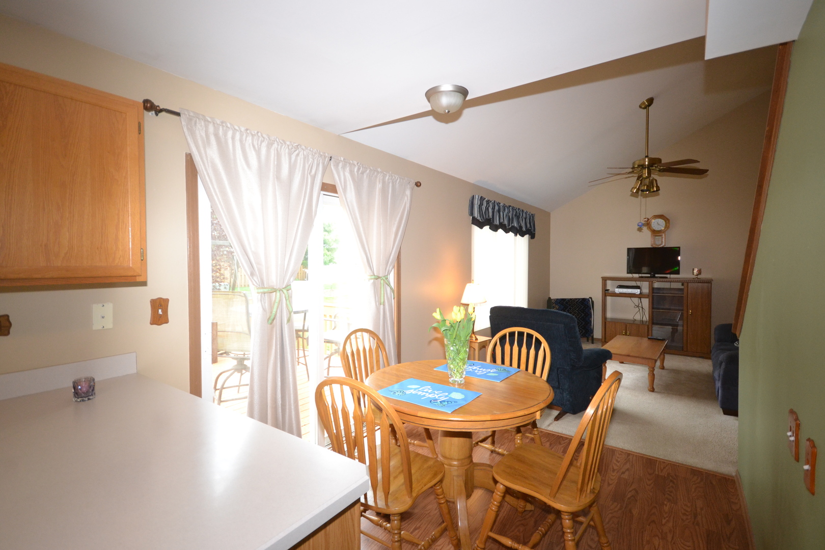 1113 Sawmill Lane Algonquin, IL 60102 - Photo 6 of 33 a dining room with furniture and a window