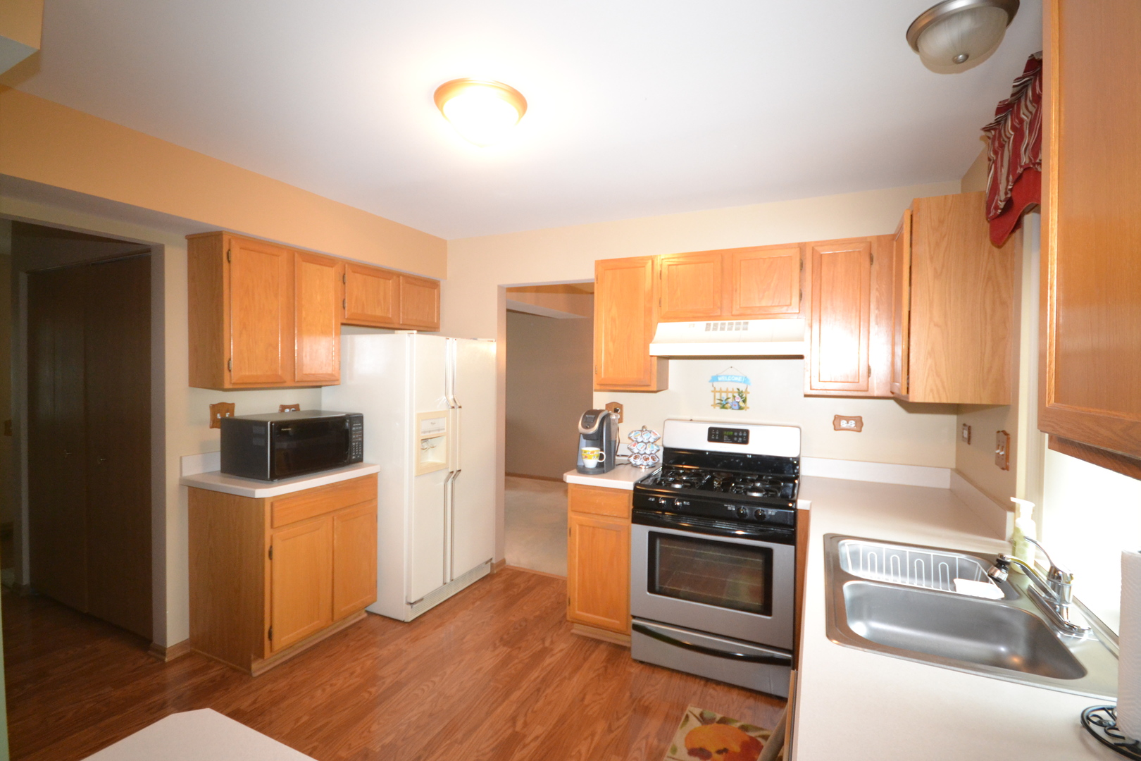 1113 Sawmill Lane Algonquin, IL 60102 - Photo 8 of 33 a kitchen with a refrigerator and a stove