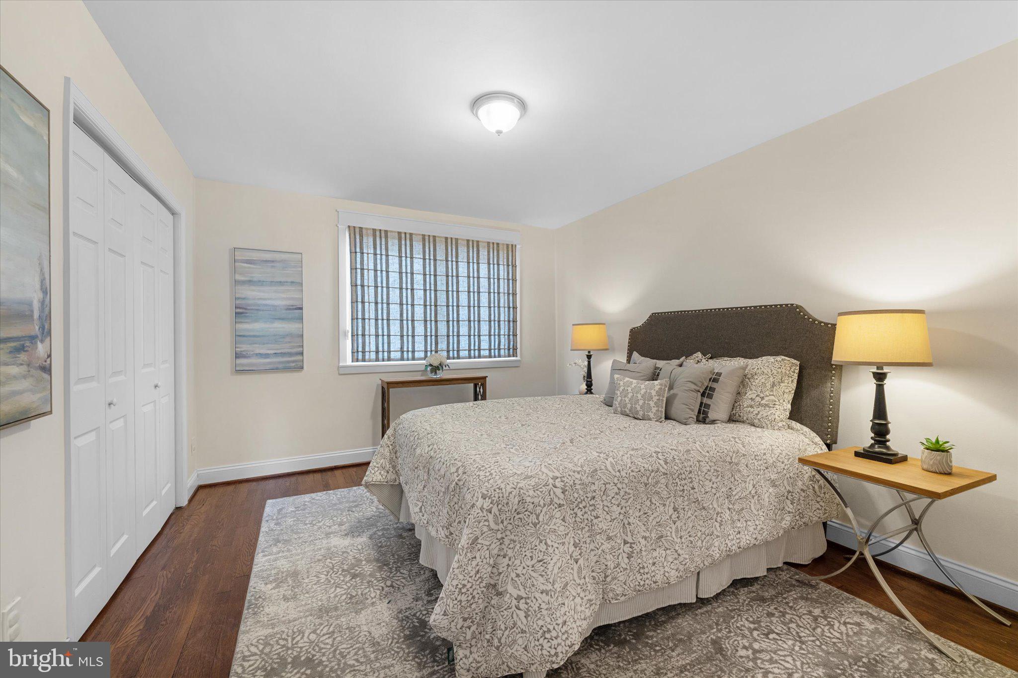 1527 K Street Southeast Washington, DC 20003 - Photo 17 of 27 a bedroom with a bed and a lamp