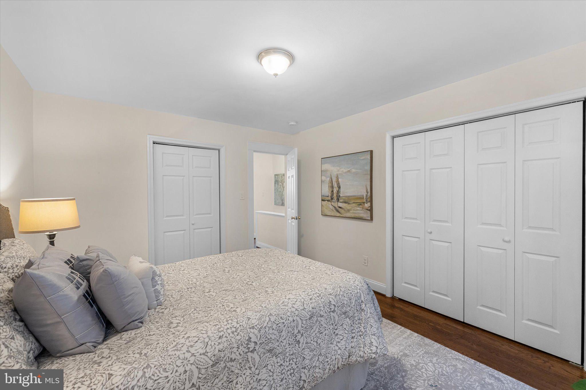 1527 K Street Southeast Washington, DC 20003 - Photo 19 of 27 a bedroom with a bed and a lamp