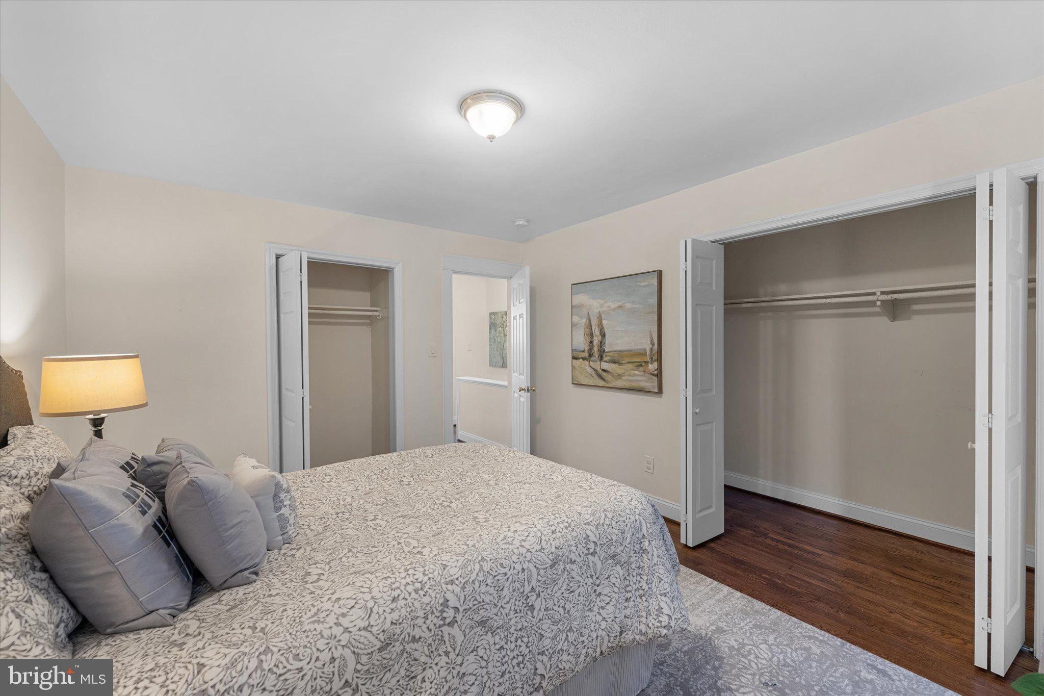 1527 K Street Southeast Washington, DC 20003 - Photo 20 of 27 a bedroom with a bed and a lamp