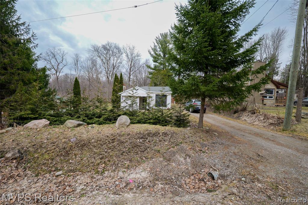 1721 Moffat Road Leonard, MI 48367 - Photo 27 of 38