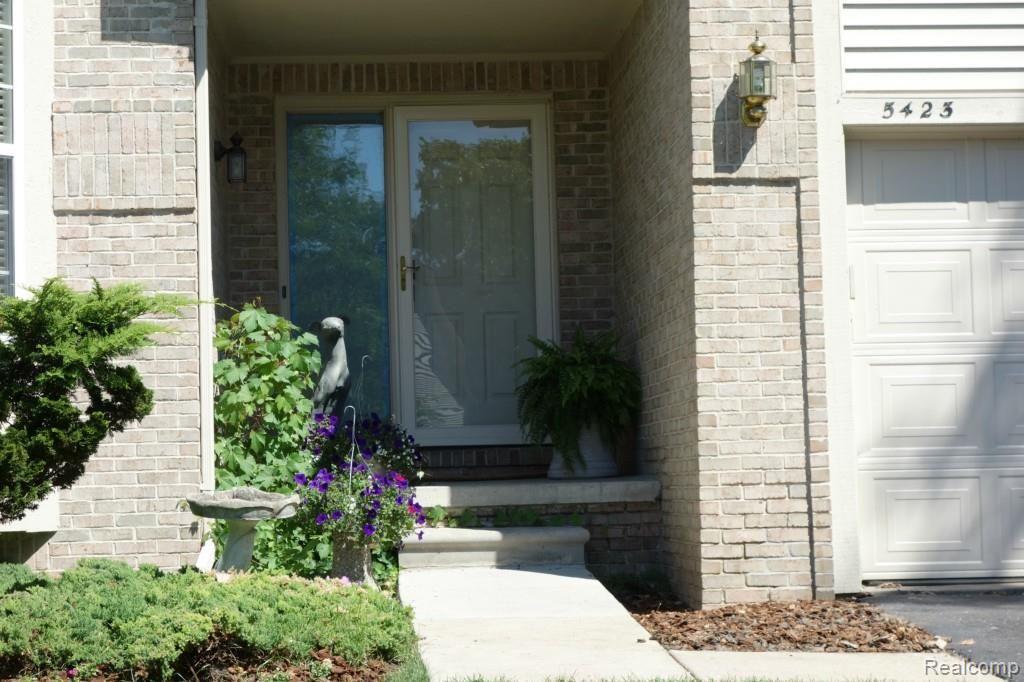 5423 Simpson Lake Road West Bloomfield, MI 48323 - Photo 2 of 27 Private entry