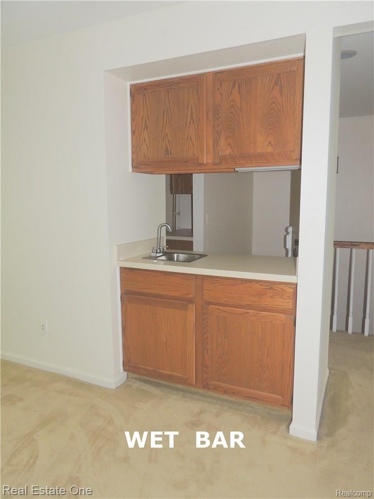 1675 Huntington Park, Unit 2 Rochester, MI 48309 - Photo 4 of 18 DSCN5645.JPG--WET BAR