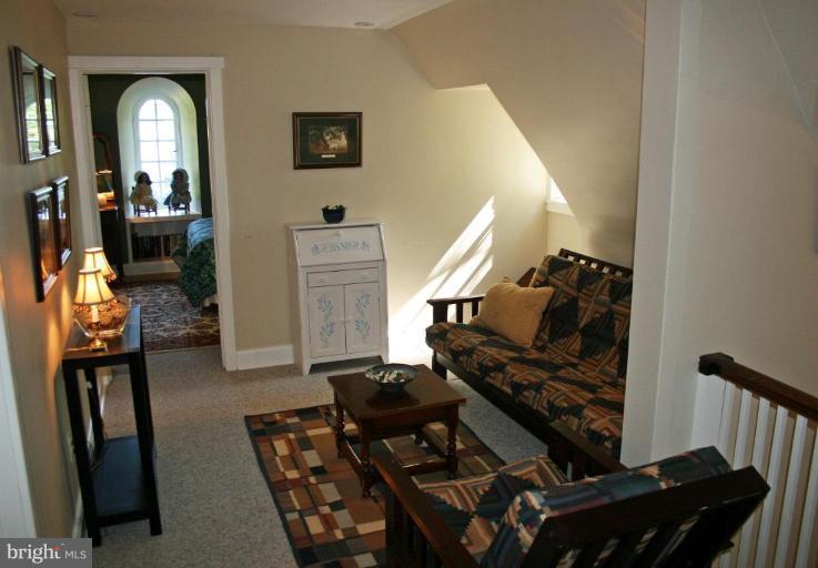 201 Goodale Road Baltimore, MD 21212 - Photo 18 of 30 a living room with furniture