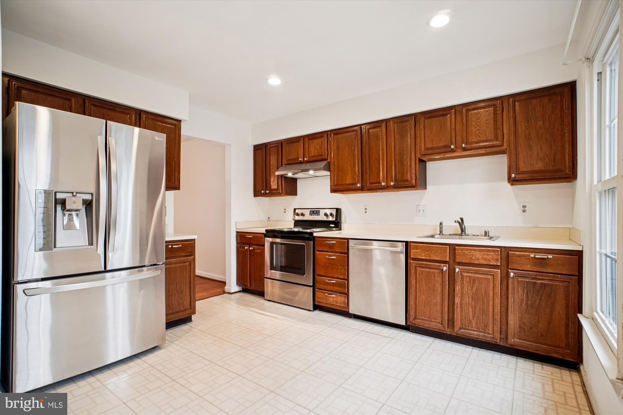 2816 Kelly Square Vienna, VA 22181 - Photo 13 of 73 a kitchen with granite countertop stainless steel appliances and wooden cabinets
