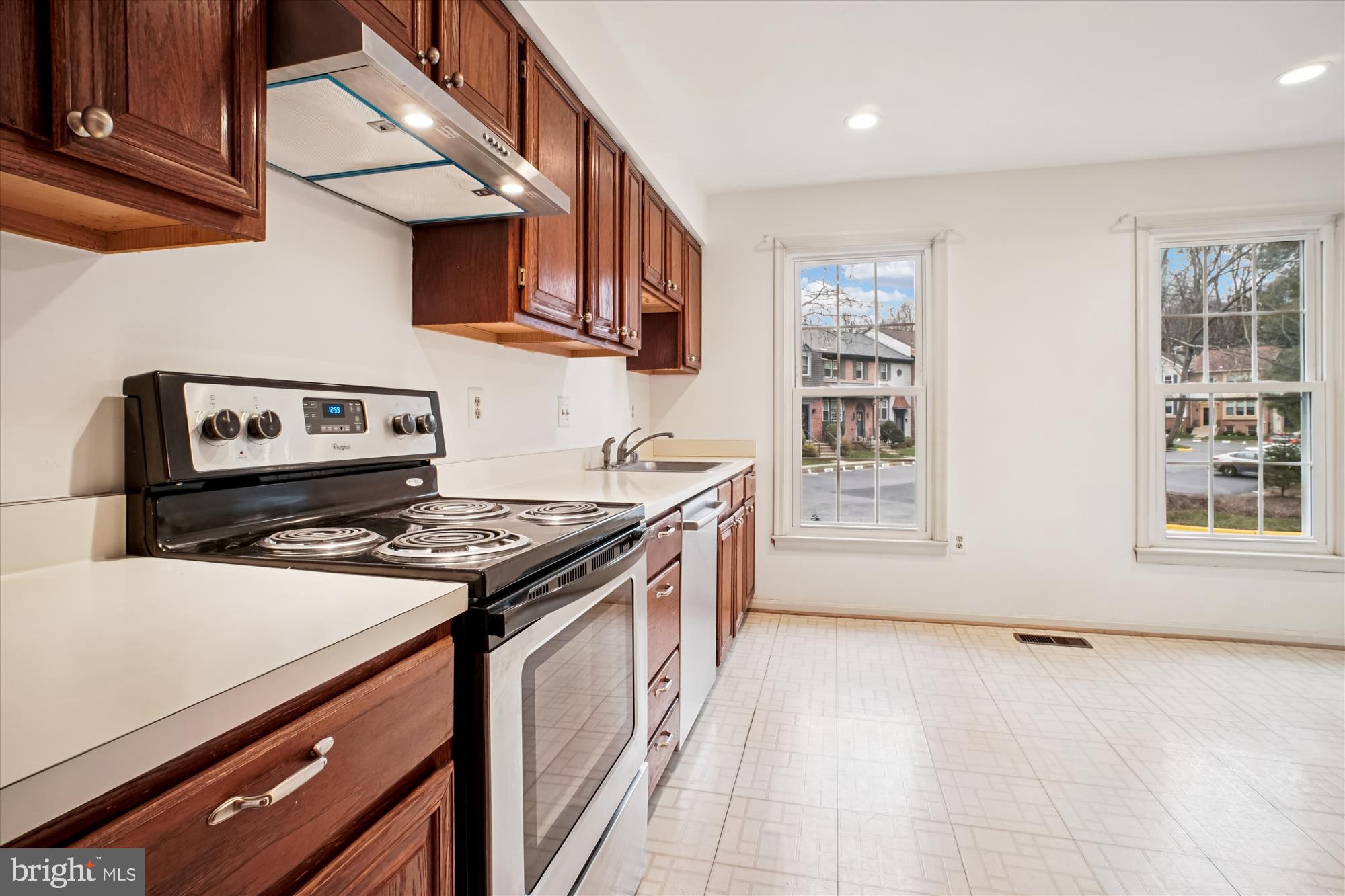 2816 Kelly Square Vienna, VA 22181 - Photo 15 of 73 a kitchen with stainless steel appliances granite countertop a stove and a sink