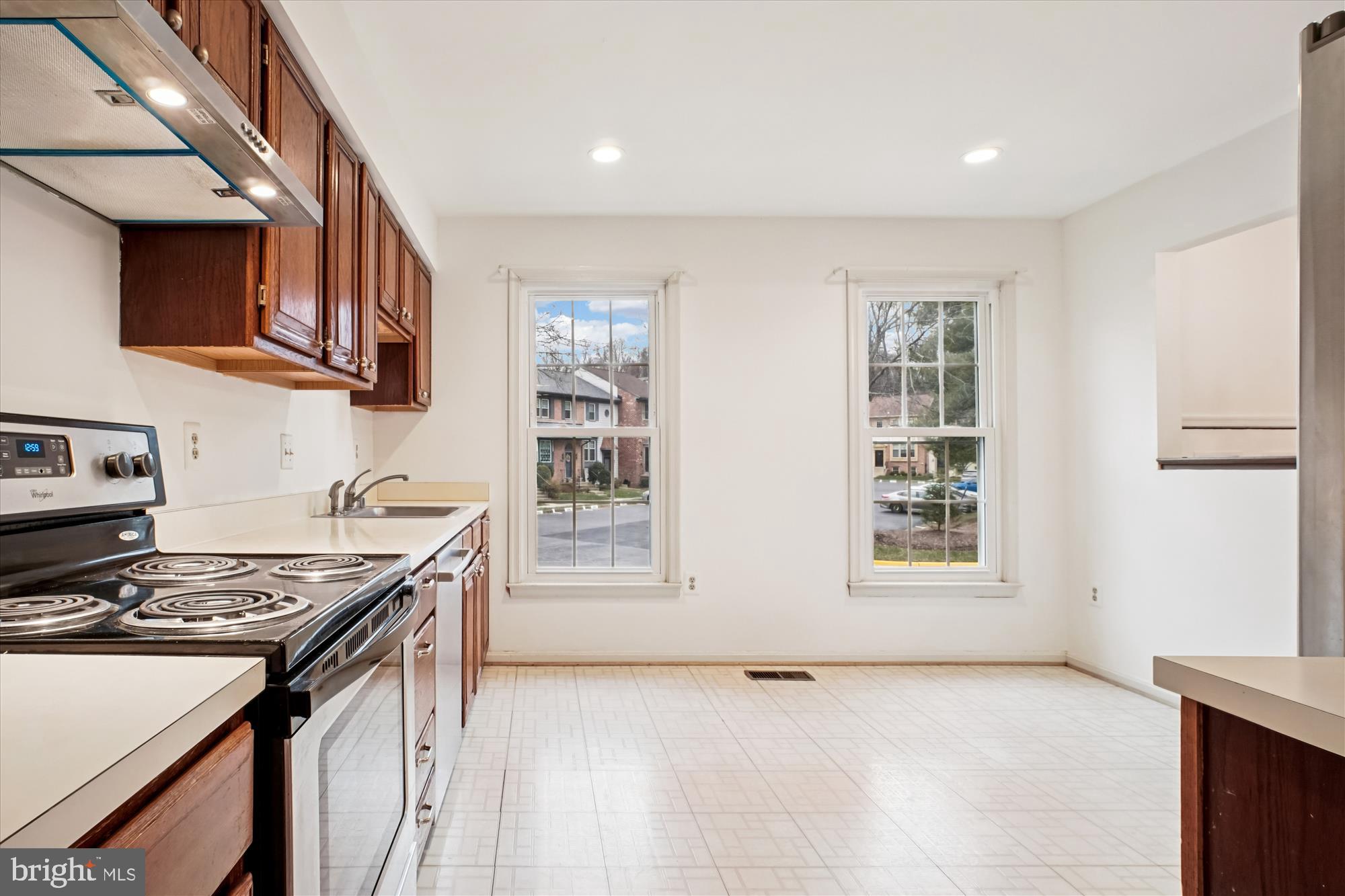 2816 Kelly Square Vienna, VA 22181 - Photo 17 of 73 a kitchen that has a stove and a wooden cabinets